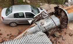 Caminin minaresi fırtınada devrildi, imamın otomobili zarar gördü