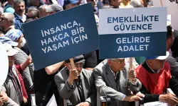 Emekliler Ankara yolunda: ‘İnsan zinciri’ yürüyüşü İzmir’de başladı