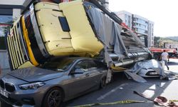 İzmir'de şoförü polisten kaçan TIR, iki otomobilin üzerine devrildi; 2 yaralı