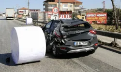 Manisa'da kağıt bobini otomobilin üzerine düştü