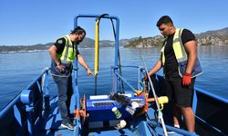 Marmaris Körfezi'nde deniz yüzeyinde biriken atıklar toplandı