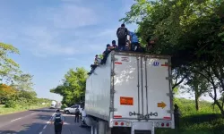 Meksika'da düzensiz göçmenleri taşıyan kamyonete açılan ateş sonucu 6 kişi öldü