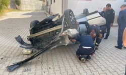 Okul bahçesine düşen otomobilin sürücüsü yaralandı