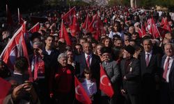 Özgür Özel, partililerle Anıtkabir'i ziyaret etti