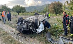 Tarlaya uçan otomobildeki kadın öldü, eşi ile 7 aylık oğlu yaralandı