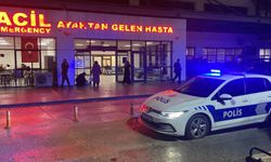 Annesinin ölüm haberini alınca 2 doktoru darbetti