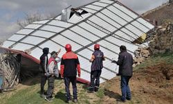 Aksaray'da fırtına bir evin çatısını uçurdu