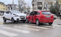 Bursa'da cip ile otomobil çarpıştı; anne- oğul yaralandı