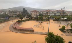 Çeşme'de sağanak; yollar göle döndü