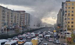 Diyarbakır'da hasarlı bina yıkım sırasında çöktü, trafik durduruldu