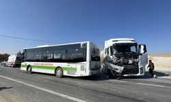 Elazığ'da halk otobüsü ile tır çarpıştı: 6 yaralı