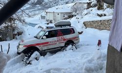 Yolu kardan kapanan köydeki hastaya paletli ambulansla ulaşıldı