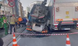 İstanbul'da yol çöktü: 2 kamyon çukura düştü