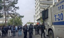 Halfeti Belediyesi önündeki taşlı saldırıda 2 polis yaralandı