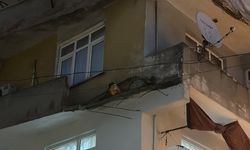 Beyoğlu'nda balkon duvarı yola çöktü; ölümden saniyelerle kurtuldu