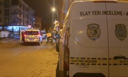 Sancaktepe'de iş yerini kurşunladılar; kaçtıkları otomobille 2 araca çarptılar