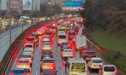 İstanbul'da yağış sebebiyle trafik yoğunluğu yüzde 90'a ulaştı