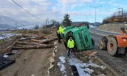 Karabük'te devrilen tomruk yüklü kamyondaki 2 kişi öldü