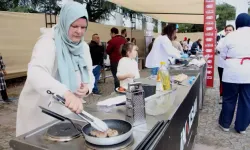 Minik aşçılar, anneleriyle birlikte en lezzetli köfteyi yapmak için yarıştı