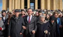 Özgür Özel, öğretmenlerle birlikte Anıtkabir'i ziyaret etti