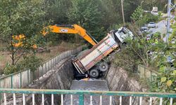 Rize'de kontrolden çıkan kamyon, altına aldığı otomobille dereye düştü