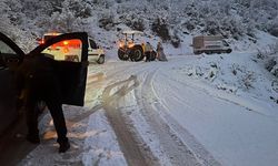 Siirt’te karda yolda kalan araçlar kurtarıldı