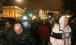 Sırbistan'da tren istasyonundaki kazayı protesto edenler başbakanın istifasını istedi