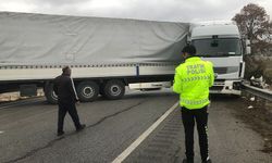 Tırın makaslaması sonucu Çorum-Samsun kara yolu 1 saat ulaşıma kapandı