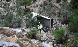 Alanya'da uçuruma yuvarlanan kamyonetteki çocuk öldü, babası ağır yaralandı