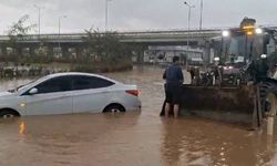 Antalya'yı sağanak vurdu: Ev ve iş yerlerini su bastı