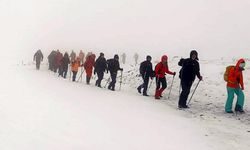 Bolu’da 45 dağcı, ‘Dünya Dağlar Günü’ öncesi karla kaplı Köroğlu Dağının zirvesine tırmandı