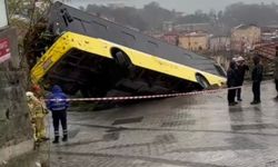 Beykoz'da yokuş aşağı kayan İETT otobüsü evin bahçesine düştü