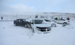 Kars'ta 8 aracın karıştığı zincirleme trafik kazasında 1 kişi yaralandı