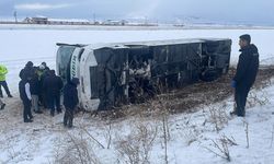 Kars'ta yolcu otobüsü devrildi, 23 kişi yaralandı