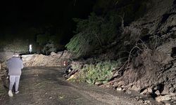 Kastamonu'da heyelan nedeniyle sahil yolu ulaşıma kapandı