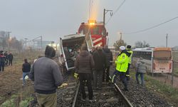 Kırklareli'nde yük treni işçi servisine çarptı: 2 yaralı