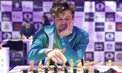 Magnus Carlsen, kot pantolonu nedeniyle diskalifiye edildi