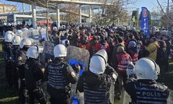 Ankara yürüyüşüne devam etmek isteyen Polonez işçilerine polis engeli