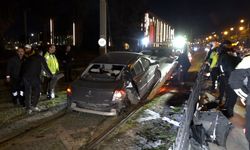 Samsun'da kaza yapan araçlardan biri tramvay yoluna girdi