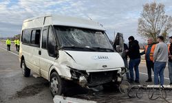 Sinop'ta servis minibüsü devrildi: 15 yaralı