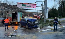 Şişli'de kaldırımdaki direğe çarpan araçtaki 2 kişi yaralandı