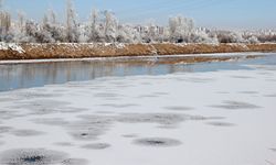 Sivas'ta Kızılırmak Nehri'nin bir bölümü buz tuttu