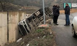 Devrilen talaş yüklü TIR’ın şoförü yaralandı