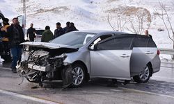 Van'da bariyerlere çarpan otomobildeki 5 kişi yaralandı