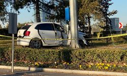 Ankara'da virajı alamayarak direğe çarpan otomobilin sürücüsü öldü