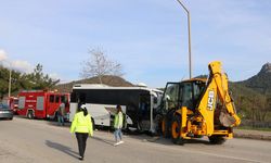 Antalya’da midibüs ile iş makinesi çarpıştı; 15'i çocuk, 23 yaralı