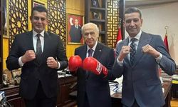 MHP lideri Devlet Bahçeli’den ‘boks eldivenli’ poz