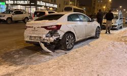 Erzurum'da 3 otomobilin çarpıştığı kazada 4 kişi yaralandı