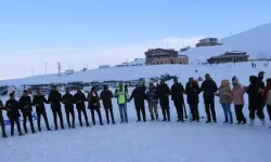 Hakkari'de kayak sezonu halaylarla açıldı