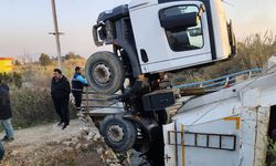 Hatay'da hafriyat kamyonu geçtiği esnada köprü çöktü